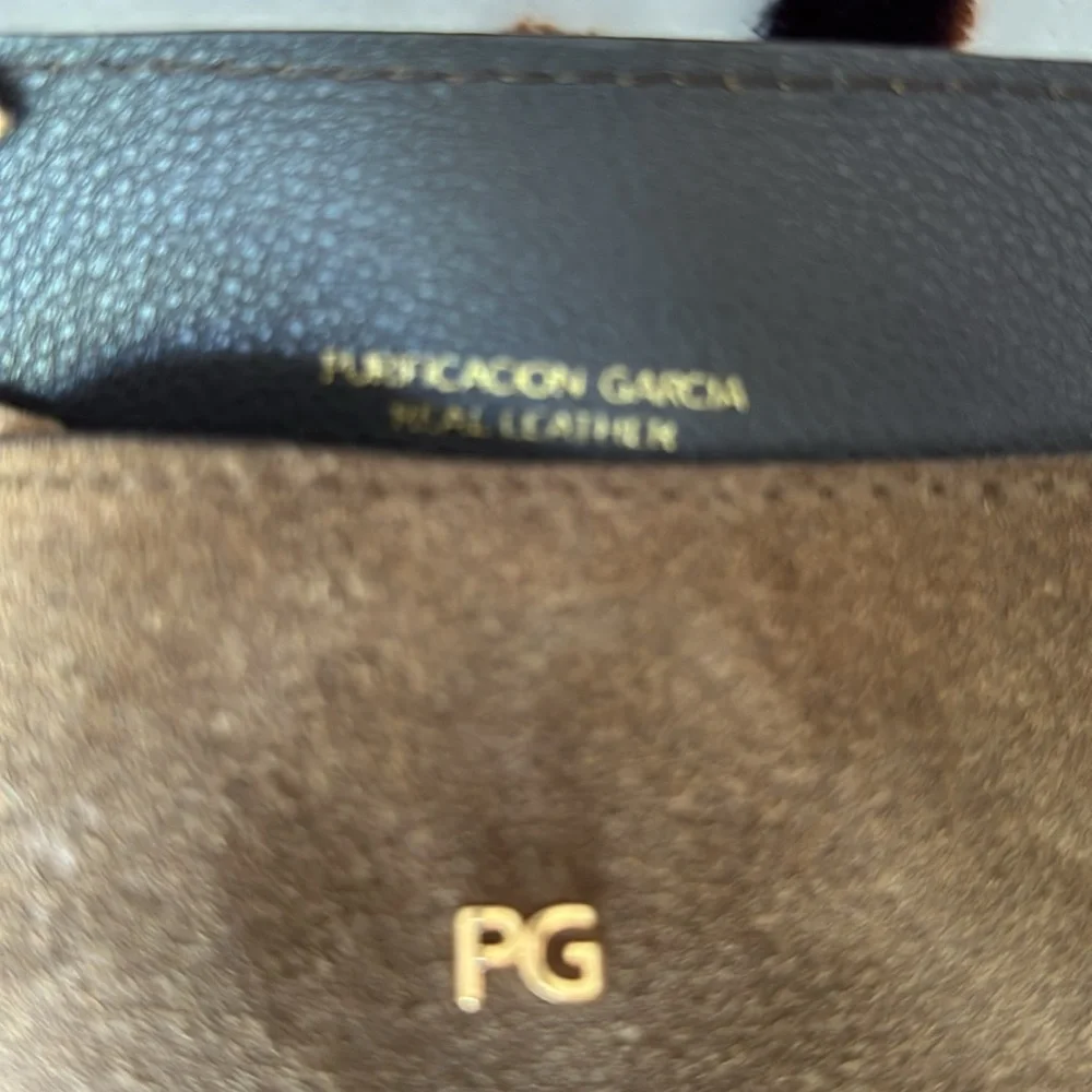 Brown suede leather with fringe. - Picture 2 of 7